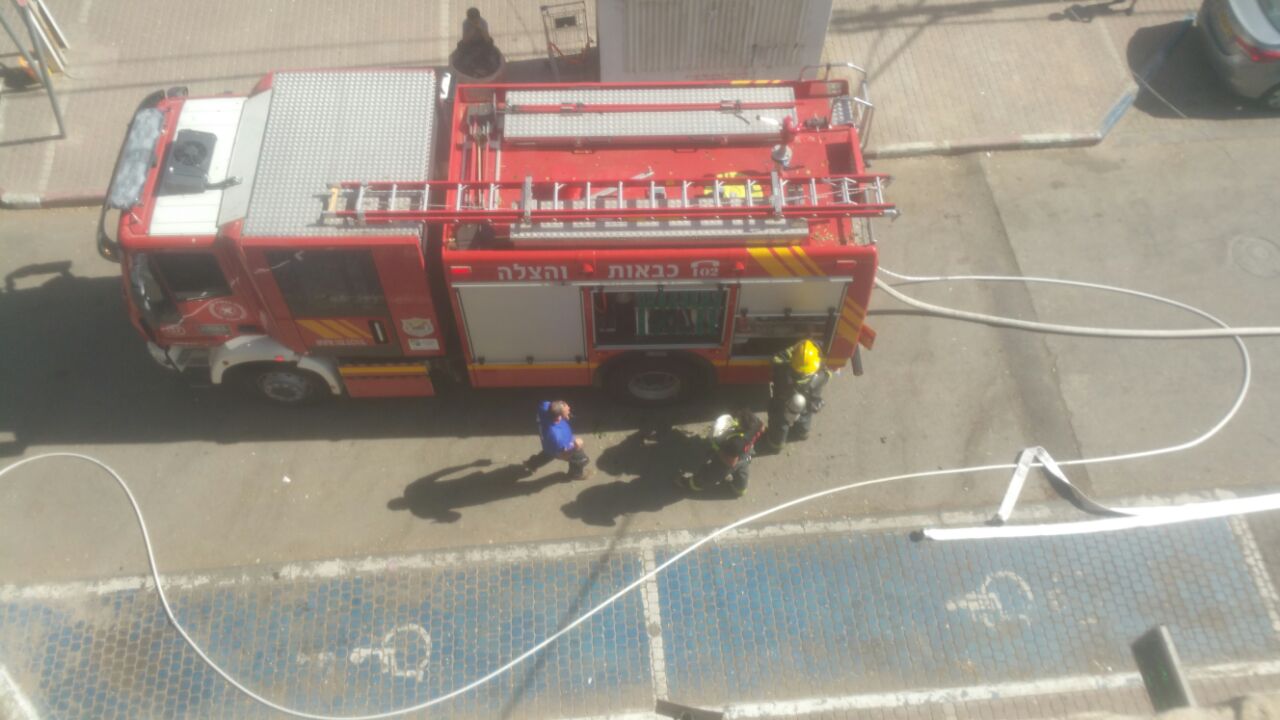 כבאית בכניסה למלון ערבה, שעלה באש (צילום: דוברות הצלה נגב)